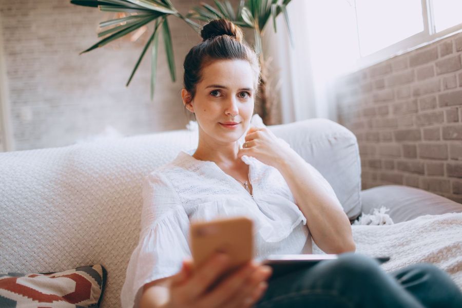 Client relaxat acasă, cerând o ofertă de pe telefon